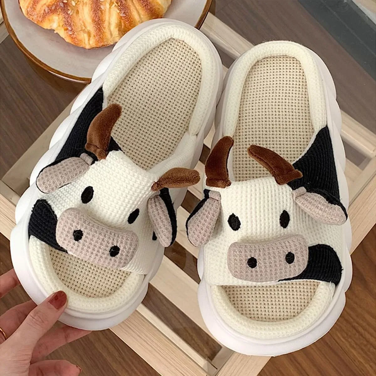 Cute Cow House Slippers, Mesh Breathable Indoor Shoes, White and Black