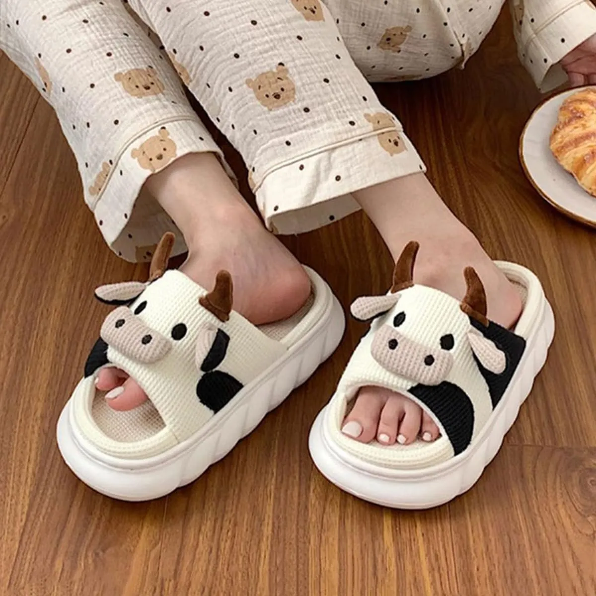 Cute Cow House Slippers, Mesh Breathable Indoor Shoes, White and Black